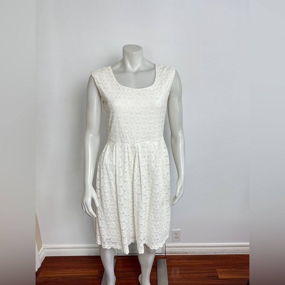 Ronni Nicole - white sleeveless dress with circle lace detail overlay. Size 10